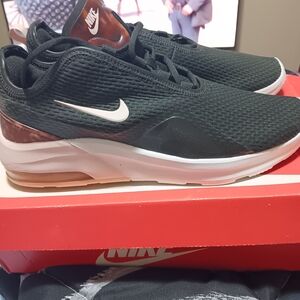 Nike Womens Black Mesh Athletic Sneakers with White Swoosh and Brown Accents